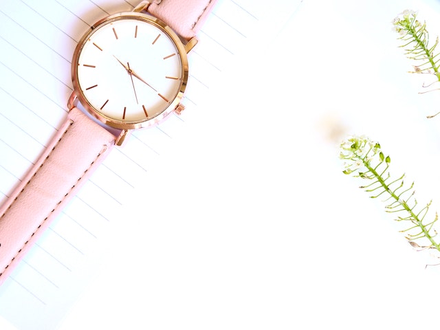 zegarek damski na bransolecie w kolorze różowym